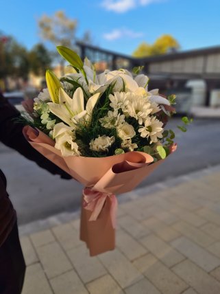 Beyaz Krizantem ve Kazablankalar, Kütahya Çiçekçi